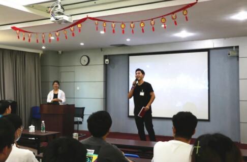 新員工齊志達(dá)作為代表發(fā)言