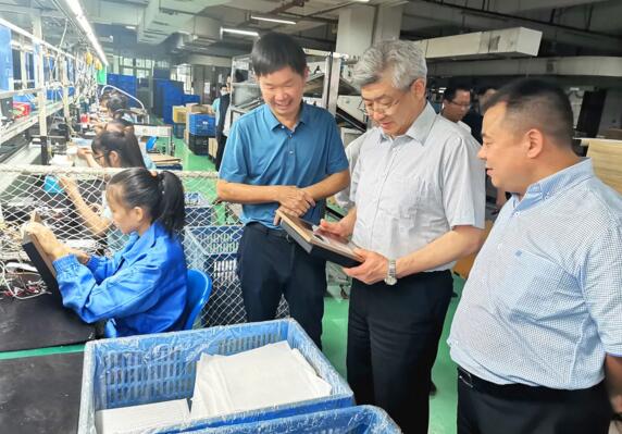 在陳董等公司領(lǐng)導(dǎo)的陪同下，樊主席一行先后參觀了立林生產(chǎn)車間、實(shí)驗(yàn)室和企業(yè)產(chǎn)品展廳