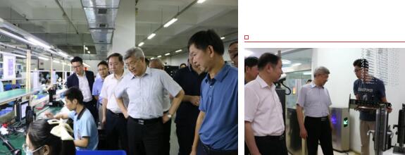 在陳董等公司領(lǐng)導(dǎo)的陪同下，樊主席一行先后參觀了立林生產(chǎn)車間、實(shí)驗(yàn)室和企業(yè)產(chǎn)品展廳