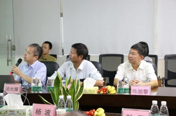 湯總首先向來訪領(lǐng)導(dǎo)介紹了立林的發(fā)展歷程、集團(tuán)概況和產(chǎn)品生態(tài)鏈全景