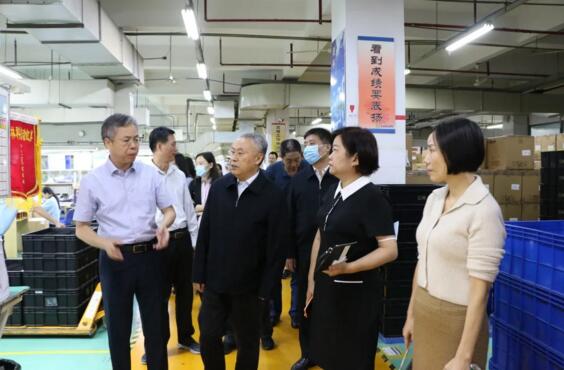 在陳董、湯總等公司領(lǐng)導(dǎo)的陪同下，趙常委一行先后參觀了立林生產(chǎn)車間和實(shí)驗(yàn)室