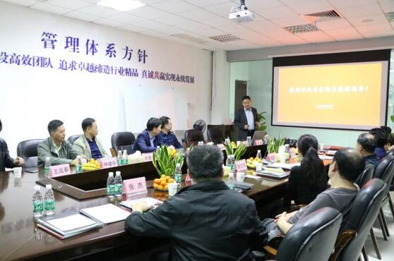 張?jiān)洪L首先向來訪領(lǐng)導(dǎo)們介紹了立林的發(fā)展歷程、集團(tuán)概況和產(chǎn)品生態(tài)鏈全景