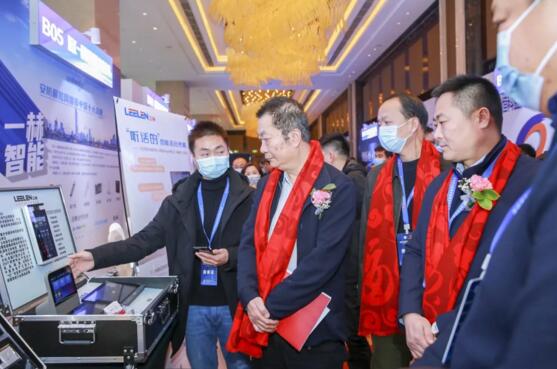 湖北省安全技術(shù)防范行業(yè)協(xié)會會長魏利一行蒞臨立林展位參觀
