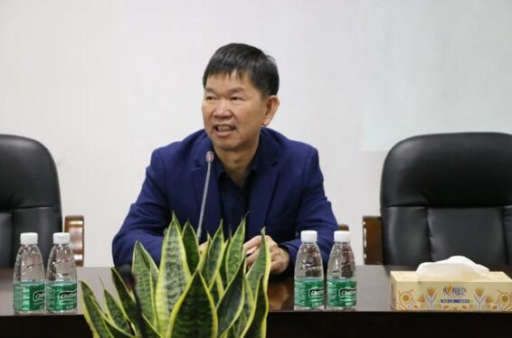 在陳董、鐘總等公司領(lǐng)導(dǎo)的陪同下，張區(qū)長(zhǎng)一行先后參觀了立林生產(chǎn)車間和實(shí)驗(yàn)室