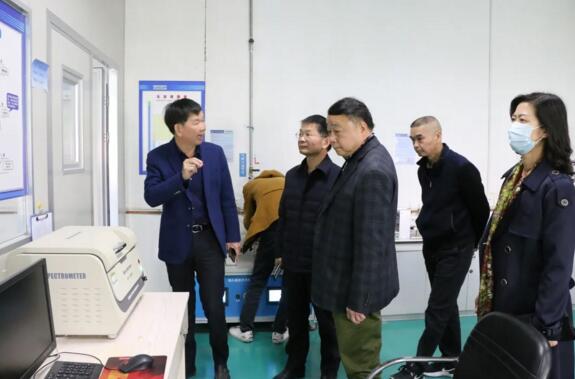 在陳董、鐘總等公司領(lǐng)導(dǎo)的陪同下，陳主任一行先后參觀了立林生產(chǎn)車間和實(shí)驗(yàn)室