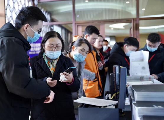 立林定制版恒溫水杯、數(shù)據(jù)線等精美禮品