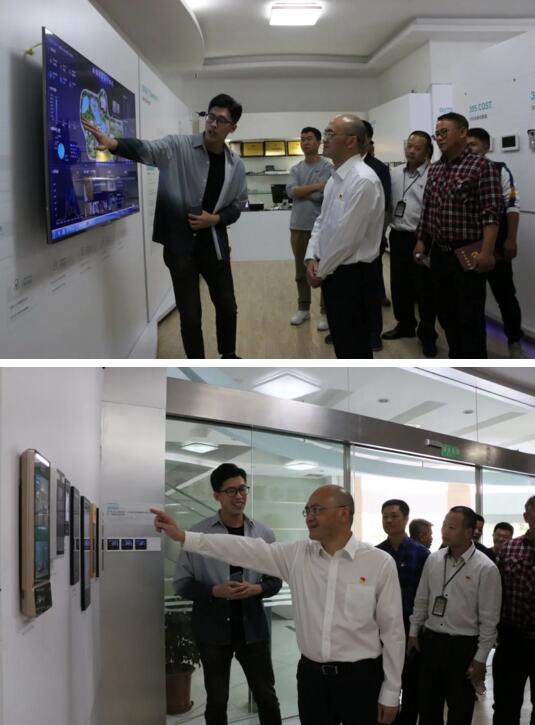 李書記一行在鐘書記的陪同下參觀了立林科技展廳