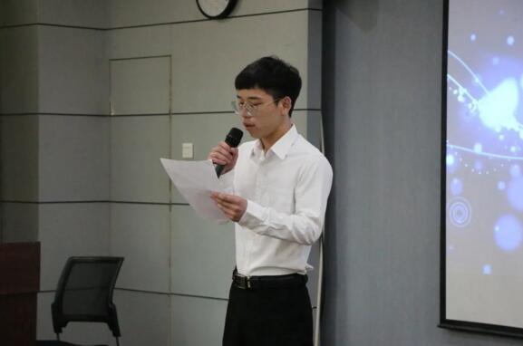 獲獎(jiǎng)學(xué)員代表管晨冰上臺(tái)發(fā)言