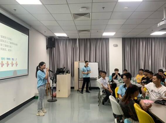 會議的最后由楊主任上臺致辭