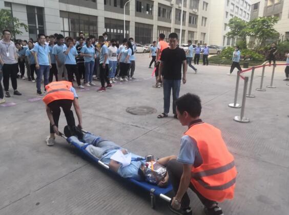 所有參演人員還學(xué)習(xí)了火場逃生疏散、人員救護(hù)、滅火器使用方法