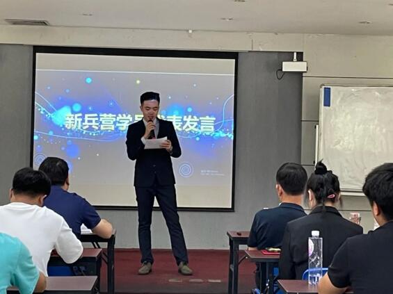 學員代表柯佳煒上臺發(fā)言