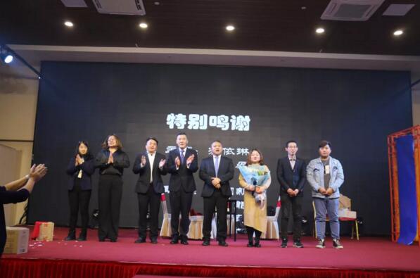 丹特斯再次感謝年會所有工作人員的辛勞付出！