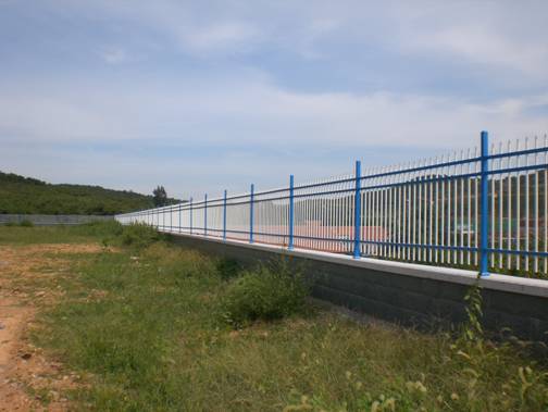 東廳中學(xué)護欄案例 - 中出網(wǎng)-智能出入口與停車充電門戶