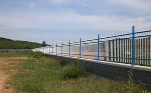 東廳中學(xué)護(hù)欄案例 - 中出網(wǎng)-智能出入口與停車充電門戶