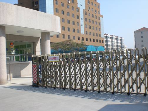 開(kāi)發(fā)區(qū)建設(shè)大廈伸縮門(mén)案例 - 中出網(wǎng)-智能出入口與停車(chē)充電門(mén)戶(hù)