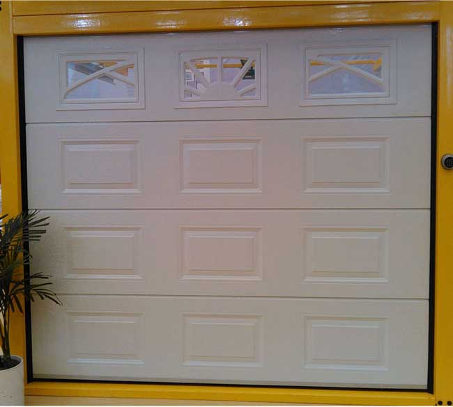 白色壓方樣式電動(dòng)車庫門