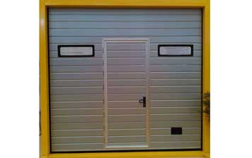 帶小門銀灰色長條車庫門