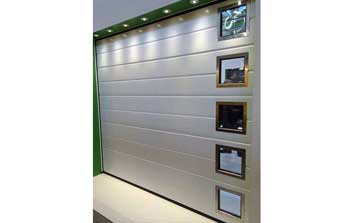 銀灰色單條紋車(chē)庫(kù)門(mén)