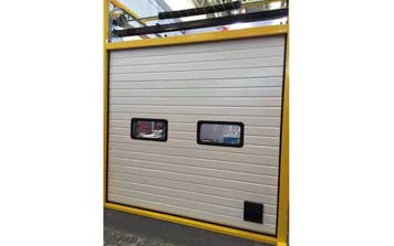 白色條形工業(yè)滑升門