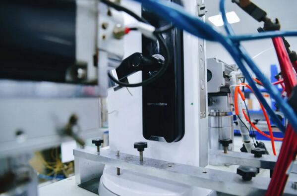 圖為對智能鎖把手進(jìn)行機(jī)械化壽命測試