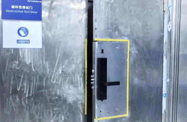 圖為門鎖破壞性試驗(yàn)中對智能鎖暴力撞擊