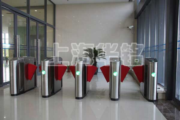 華東理工大學(xué)通道閘案例 - 中出網(wǎng)-智能出入口與停車充電門戶