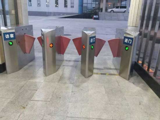重慶富川古圣機(jī)電有限公司通道閘案例 - 中出網(wǎng)-智能出入口與停車充電門戶