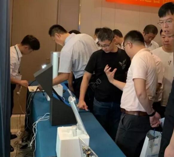 推介會(huì)現(xiàn)場-產(chǎn)品體驗(yàn)區(qū)人潮涌動(dòng)