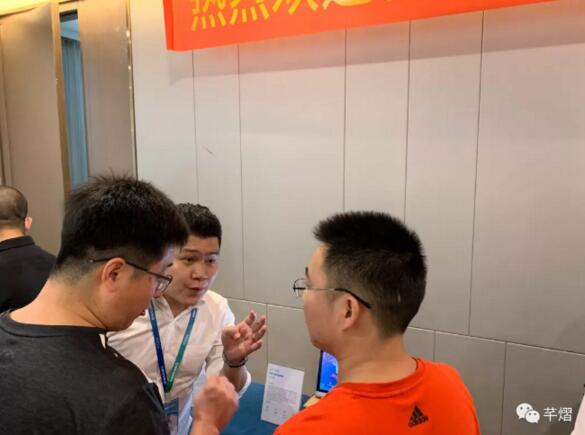 推介會(huì)現(xiàn)場-產(chǎn)品體驗(yàn)區(qū)人潮涌動(dòng)