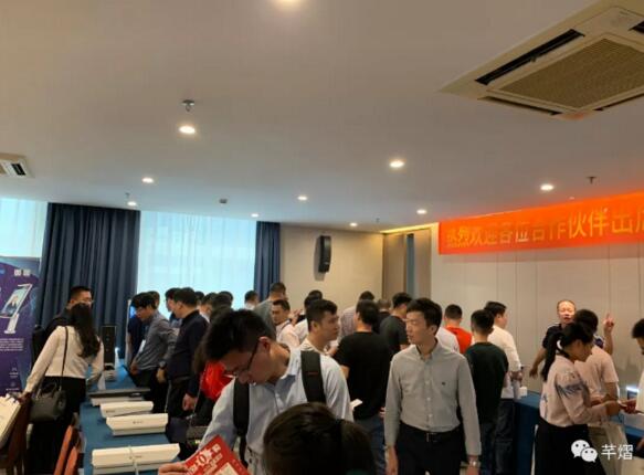 推介會(huì)現(xiàn)場-產(chǎn)品體驗(yàn)區(qū)人潮涌動(dòng)