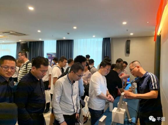 推介會(huì)現(xiàn)場-產(chǎn)品體驗(yàn)區(qū)人潮涌動(dòng)