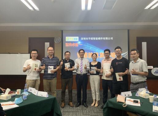 張老師為學(xué)員們頒發(fā)了獎勵