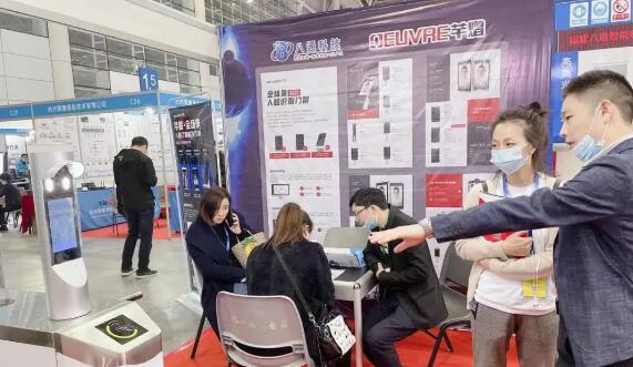 觀眾現(xiàn)場(chǎng)了解人臉門(mén)禁產(chǎn)品