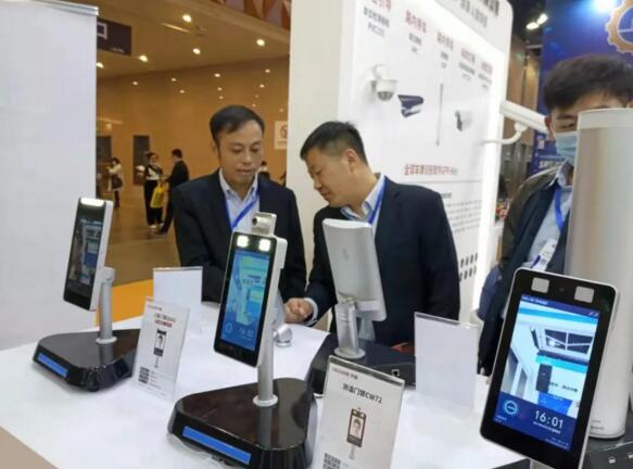 觀眾參觀動(dòng)態(tài)人臉識別產(chǎn)品