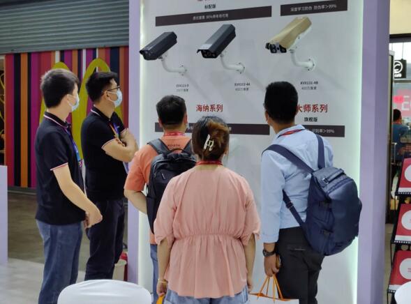 海納系列的全能車牌識(shí)別廣告盒VBOX在現(xiàn)場(chǎng)進(jìn)行通電演示