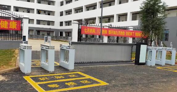 云南某學(xué)校在宿舍門口設(shè)置芊熠人臉識別終端