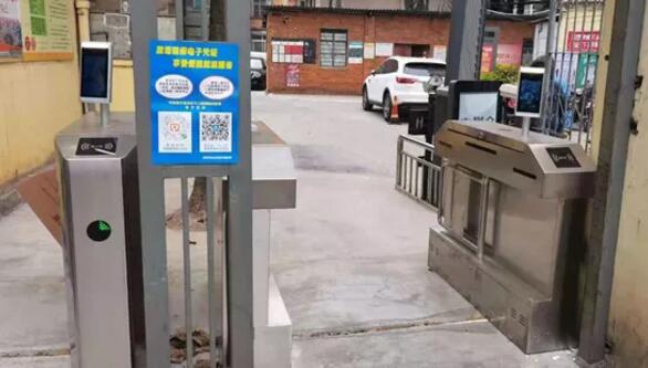 云南省昆明市社區(qū)出入口安裝的芊熠人臉識(shí)別終端