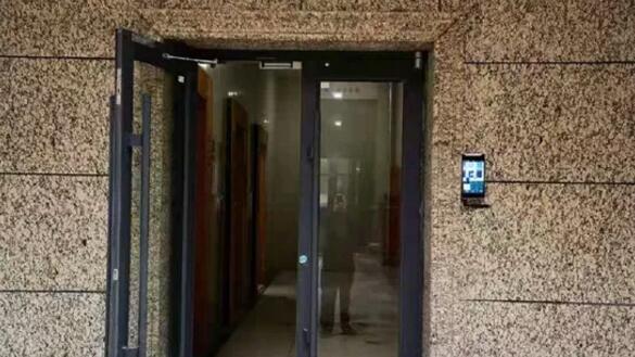 某社區(qū)單元樓出入口安裝芊熠人臉識(shí)別終端