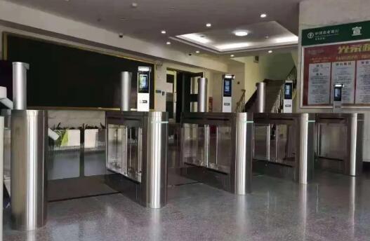 芊熠人臉識(shí)別設(shè)備顯身手，多方式管控銀行出入口，切實(shí)提升安全保障