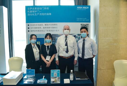 亞薩合萊自動門系統(tǒng)中國總經(jīng)理GERARD VAN DAMME也現(xiàn)身展位