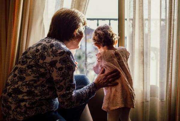 老人出門忘記鎖門？