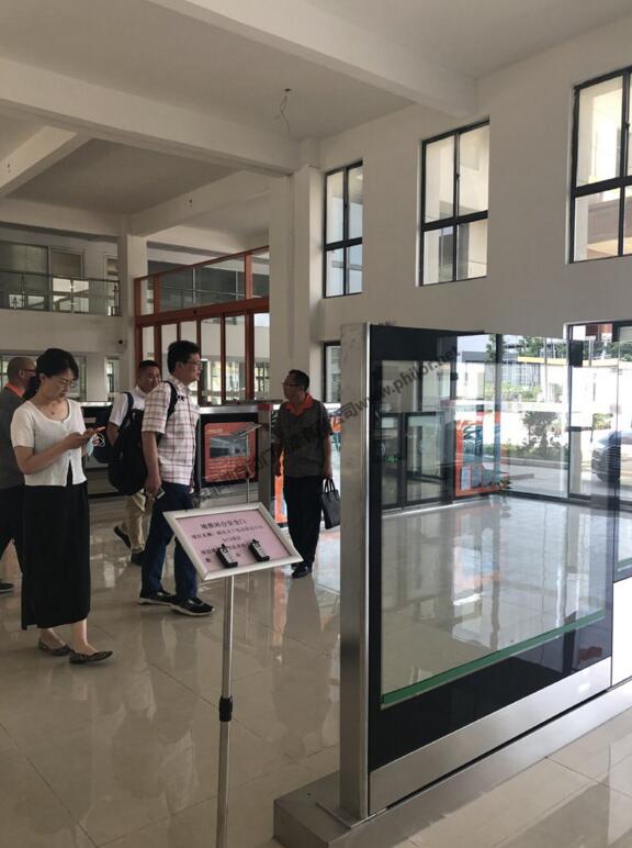 松下質(zhì)控部、制造部、機電部一行人員首先參觀了，菲勒自動門工廠樣品展廳