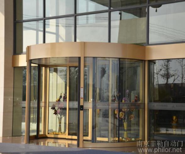 鑫皇國際酒店旋轉(zhuǎn)門案例 - 中出網(wǎng)-智能出入口與停車充電門戶