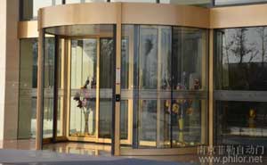 鑫皇國際酒店旋轉(zhuǎn)門案例 - 中出網(wǎng)-智能出入口與停車充電門戶