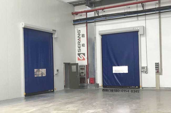 能防撞自動復(fù)位的拉鏈高速門