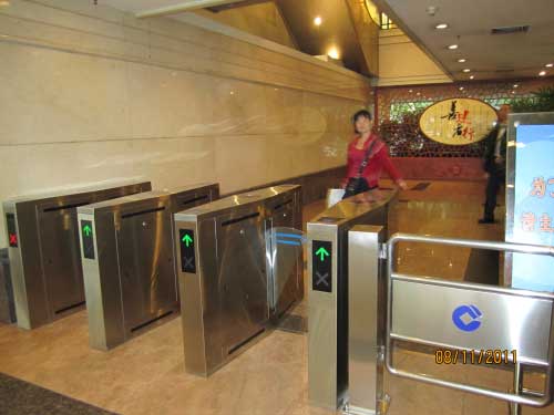 重慶建行通道閘案例 - 中出網(wǎng)-智能出入口與停車充電門戶