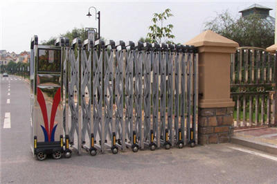 明朗花溪伸縮門案例 - 中出網(wǎng)-智能出入口與停車充電門戶