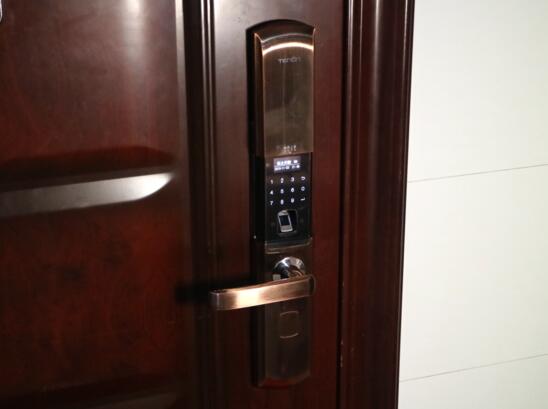 亞太天能T109的門外鎖身上部分是自動(dòng)滑蓋區(qū)域