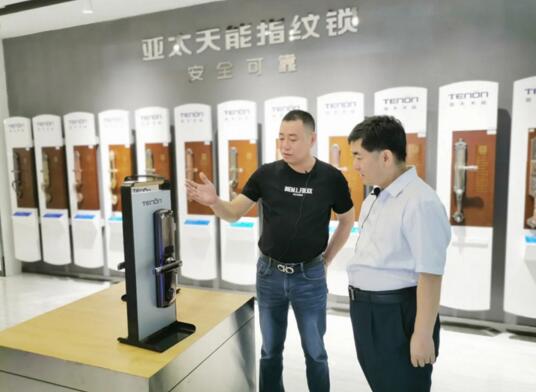 亞太天能銷售總監(jiān)王長江向葵花獎?wù){(diào)研團介紹產(chǎn)品