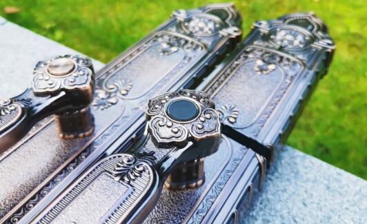 亞太天能F8全自動古典智能鎖的指紋解鎖功能在把手上